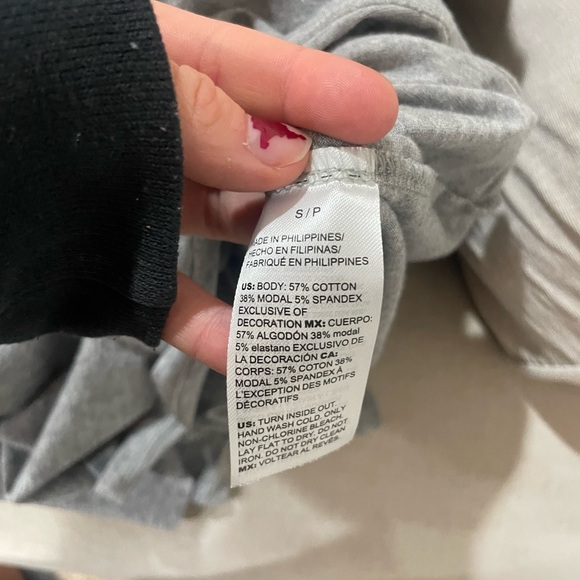 White House Black Market V-Neck flutter sleeve Blouse - Gray Glamgetter Tee - Picture 9 of 9